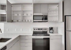 Sunny Congress Park 1BR w/ Gym & Pool, near shops & dining, by Blueground