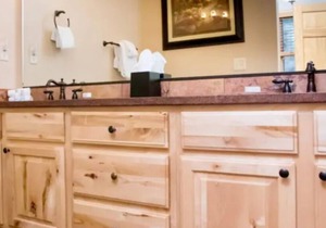 Tasteful lofted condo, ideal for couples--private hot tub and mountain views!