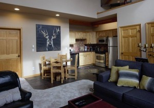 Tasteful lofted condo, ideal for couples--private hot tub and mountain views!