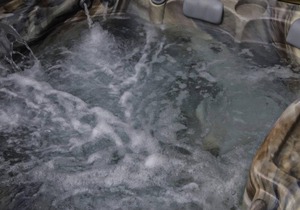 Tasteful lofted condo, ideal for couples--private hot tub and mountain views!