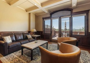 The Victoria 4 by SkyRun! Steps to Restaurants/Shops! Beautifully Remodeled! Outdoor Firepit!