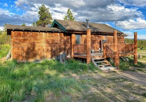 This cabin is a 3 bedroom(s), 2 bathrooms, located in Grand Lake, CO.