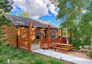 This cabin is a 4 bedroom(s), 2 bathrooms, located in Grand Lake, CO.