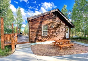 This cabin is a 4 bedroom(s), 2 bathrooms, located in Grand Lake, CO.