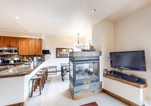 Top-floor condo with balcony, mountain views & hot tubs - walk to lifts