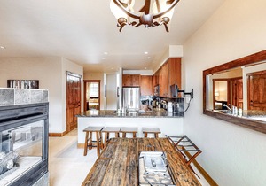 Top-floor condo with balcony, mountain views & hot tubs - walk to lifts