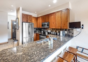 Top-floor condo with balcony, mountain views & hot tubs - walk to lifts