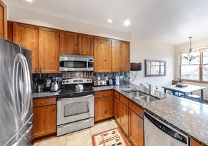 Top-floor condo with balcony, mountain views & hot tubs - walk to lifts