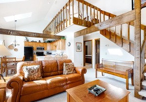 Top-floor condo with mountain views, easy skiing, balcony & hiking