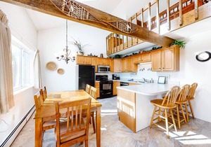 Top-floor condo with mountain views, easy skiing, balcony & hiking
