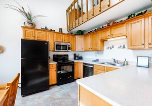 Top-floor condo with mountain views, easy skiing, balcony & hiking