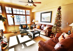 Top Floor Luxury! Walk/Drive to Shops, Dining. Garage, Elevator, Hot Tubs