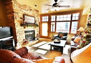 Top Floor Luxury! Walk/Drive to Shops, Dining. Garage, Elevator, Hot Tubs
