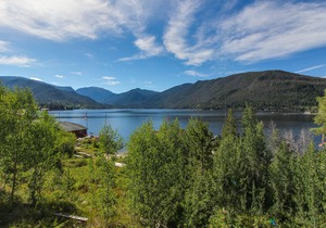 Top-floor riverside condo w/loft, balcony & onsite dining - close to town & lake