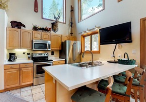 Top-floor riverside condo w/loft, balcony & onsite dining - close to town & lake