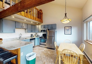 Top-floor w/Mountain View