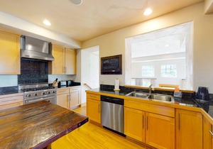 Tree-Lined Townhome Downtown w/Private Hot Tub, Slope Views, Fireplace, WiFi