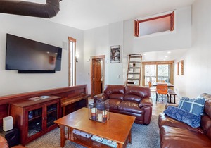 Two-story family-friendly retreat w/mountain views, balcony, gas grill, & more