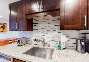 Two-story family-friendly retreat w/mountain views, balcony, gas grill, & more