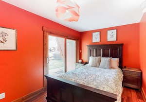 Two-story family-friendly retreat w/mountain views, balcony, gas grill, & more