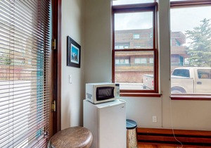 Two-story mountain condo with fireplace, grill & balcony