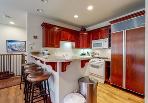 Two-story mountain condo with fireplace, grill & balcony