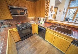 Unit with Private Hot Tub & fast Walk to Lifts