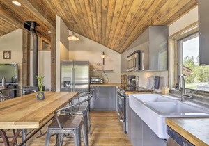 Updated Cabin with Hot Tub about 11 Mi to Winter Park!