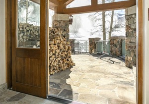 Updated Mtn Modern Decor: Sleeps 4-6: BEST Ski in/out Location: