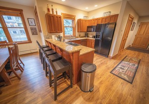 Updated Townhome, Walk to Slopes, Private Balcony