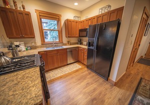 Updated Townhome, Walk to Slopes, Private Balcony
