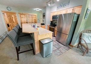 Updated unit with mountain views & private laundry