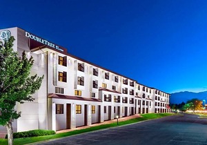3-Star Hotel ∙ DoubleTree by Hilton Colorado Springs