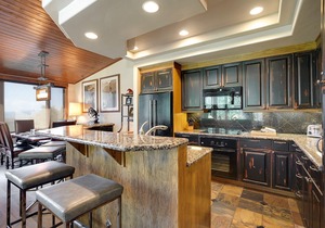 VAL03 | Nicely Updated Condo | Private Hot Tub | Mtn Views | Winter Shuttle