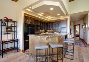 VAL03 | Nicely Updated Condo | Private Hot Tub | Mtn Views | Winter Shuttle