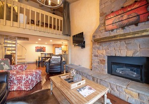 VAULTED CEILINGS, GIANT VIEWS-WALK/BUS TO GONDOLA SQUARE! 2 BR/2 BA POOL HOT TUB