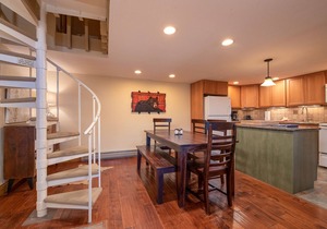 VAULTED CEILINGS, GIANT VIEWS-WALK/BUS TO GONDOLA SQUARE! 2 BR/2 BA POOL HOT TUB