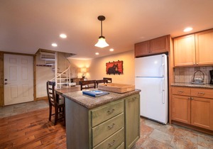 VAULTED CEILINGS, GIANT VIEWS-WALK/BUS TO GONDOLA SQUARE! 2 BR/2 BA POOL HOT TUB