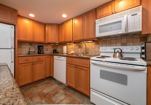 VAULTED CEILINGS, GIANT VIEWS-WALK/BUS TO GONDOLA SQUARE! 2 BR/2 BA POOL HOT TUB