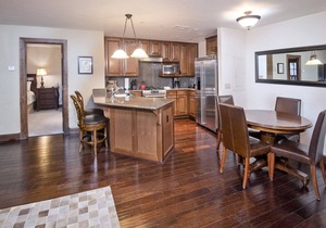 Walk to Avon | Free Shuttle to the Slopes | Pool & Hot Tub!