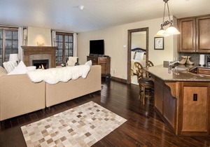Walk to Avon | Free Shuttle to the Slopes | Pool & Hot Tub!