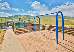 Well-equipped condo plus loft with WiFi, deck & pool