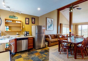 Well-equipped condo plus loft with WiFi, deck & pool