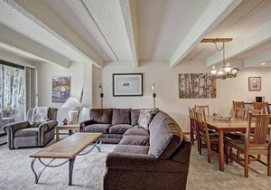 Wheeler House Spacious East Village Condo, Easy Walk to Super Bee - WH104