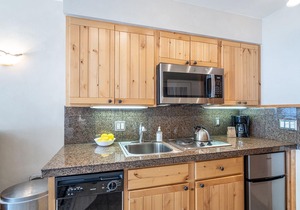 Whisper Wood | Mountain & River Views, Top Floor Bay Window