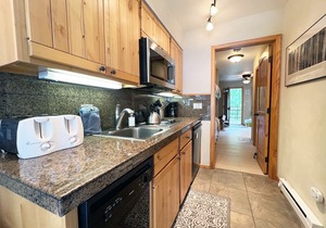 Whisper Wood | Mountain & River Views, Top Floor Bay Window