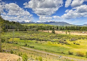 Winter Park Condo with Hot Tub and Mountain Views!