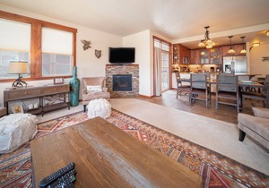 Wonderful 3 bedroom mountain views, private deck