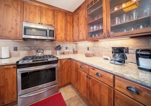 Wonderful 3 bedroom mountain views, private deck