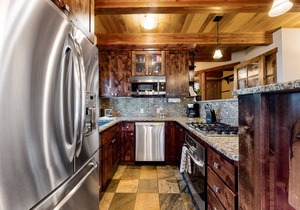Wonderful condo close to lifts w/deck, full kitchen, fireplace, & washer/dryer